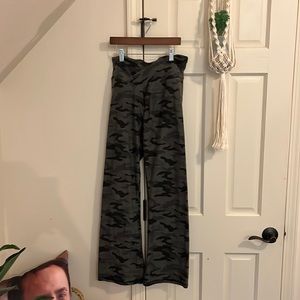 VS Pink Crossover Flare Yoga Pant